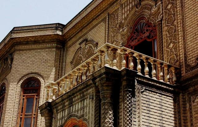 موزه ابگینه و سفالینه در خیابان سی تیر از موزه های دیدنی تهران