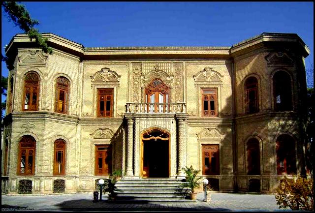 16. موزه ابگینه و سفالینه در خیابان سی تیر از موزه های دیدنی تهران