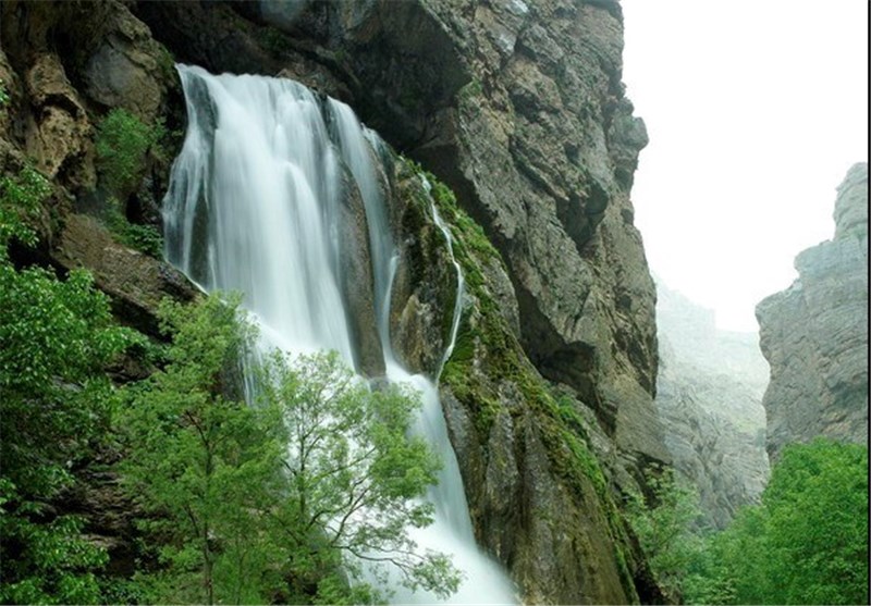 آبشار آب سفید یکی از زیباترین آبشارهای کشور ایران