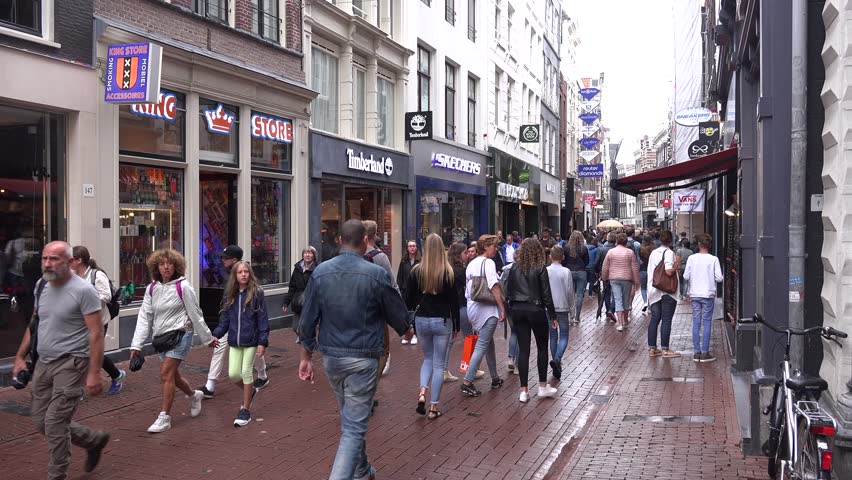 خیابان مشهور کالوراسترات (Kalverstraat)